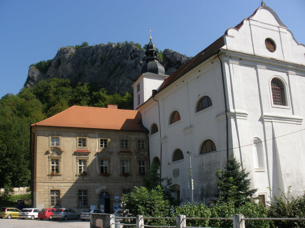 Kostel Narození sv. Jana Křtitele s klášterem