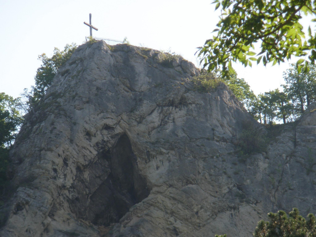 Skála s vyhlídkou u kříže a s jeskyní